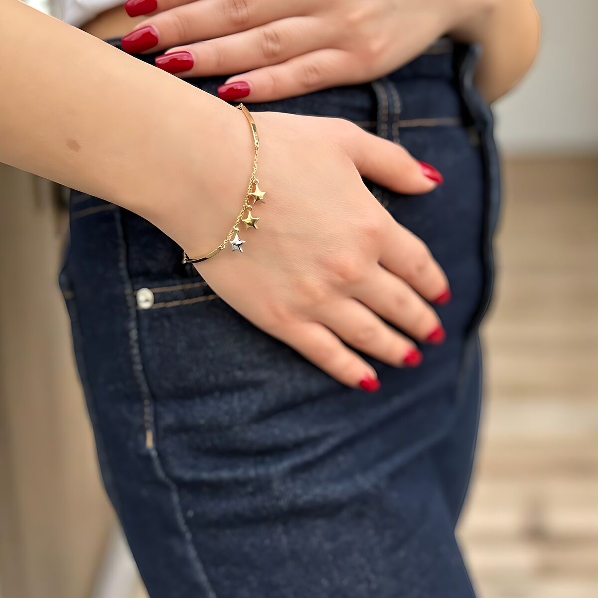 14 Ayar İtalyan Kenarları Çubuklu Ortası Zincirli ve Yıldız Charmlı Altın Bileklik