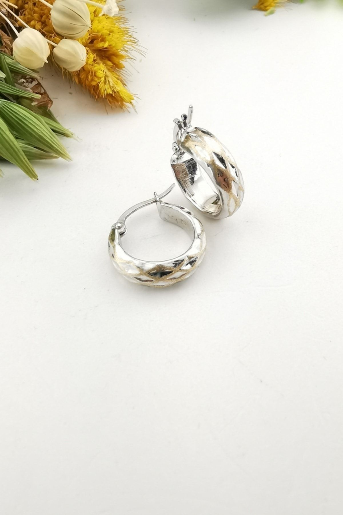 14 Ayar Beyaz Altın Üzeri Yeşil Altın Işlemeli Minimal Bombe Halka Küpe