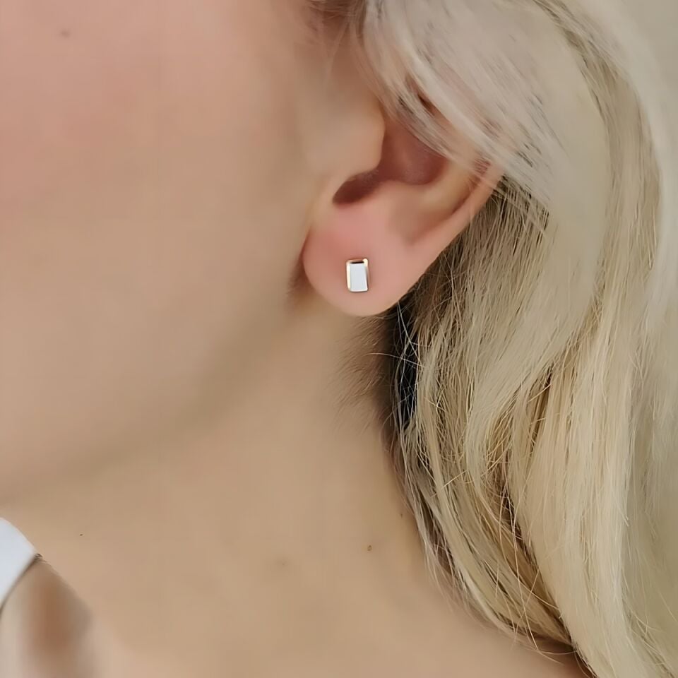 14 AYAR BEYAZ MİNELİ DİKDÖRTGEN MODEL ARKASI İTALYAN VİDALI SİSTEM ALTIN KÜPE