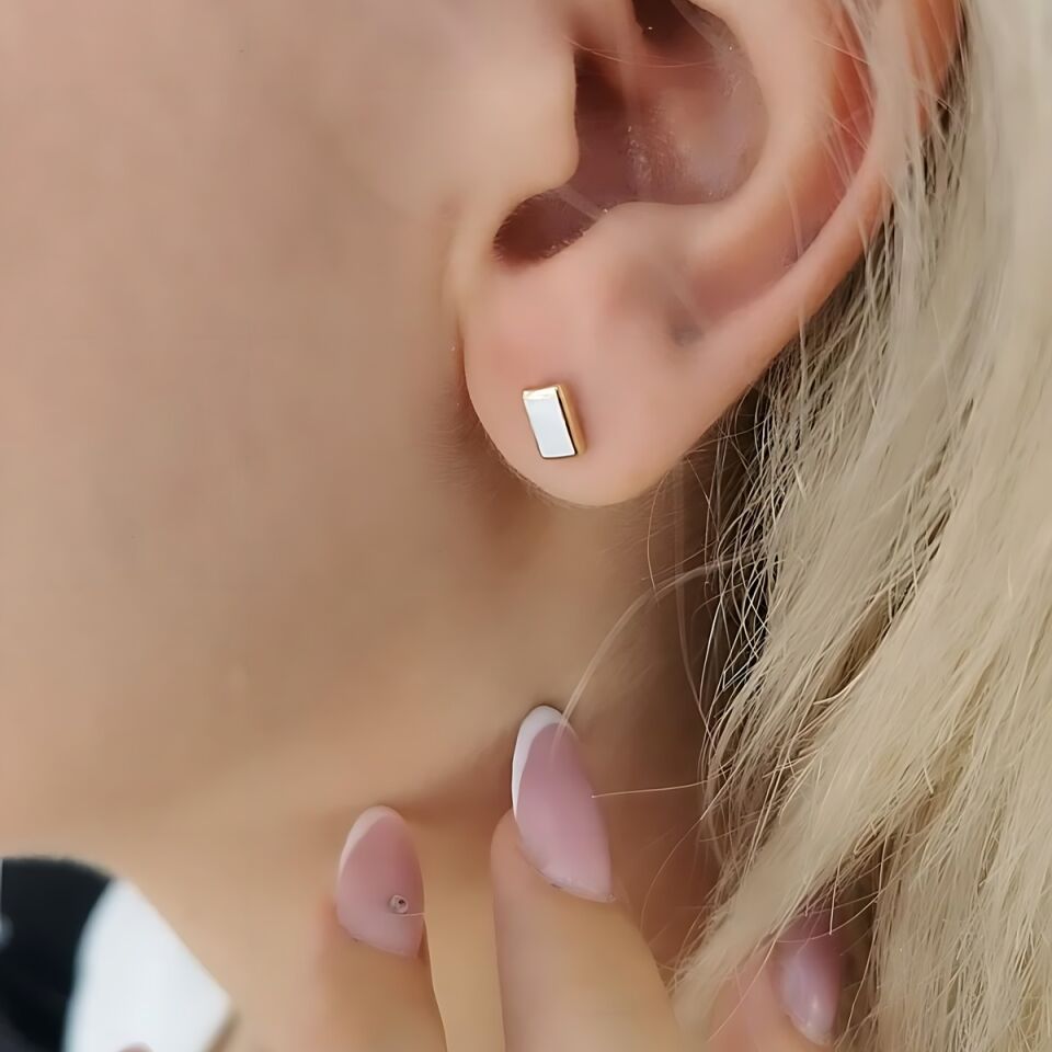 14 AYAR BEYAZ MİNELİ DİKDÖRTGEN MODEL ARKASI İTALYAN VİDALI SİSTEM ALTIN KÜPE