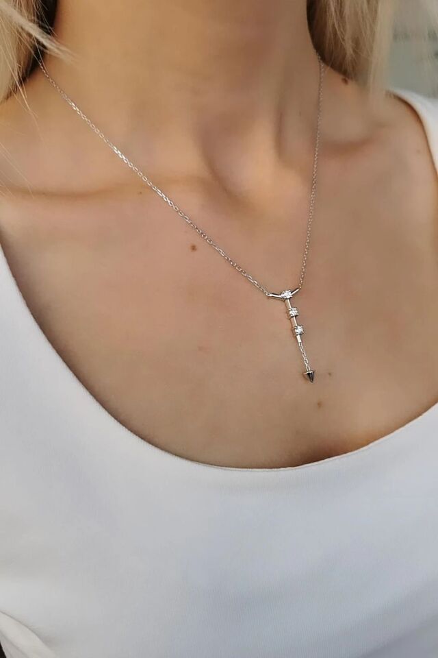 18 AYAR 0,25 CT H RENGİ ÜÇTAŞ MODEL PIRLANTA TAŞLI KOLYE