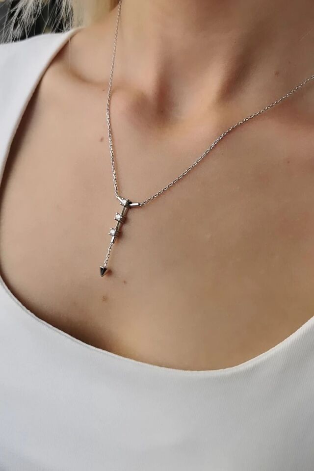 18 AYAR 0,25 CT H RENGİ ÜÇTAŞ MODEL PIRLANTA TAŞLI KOLYE