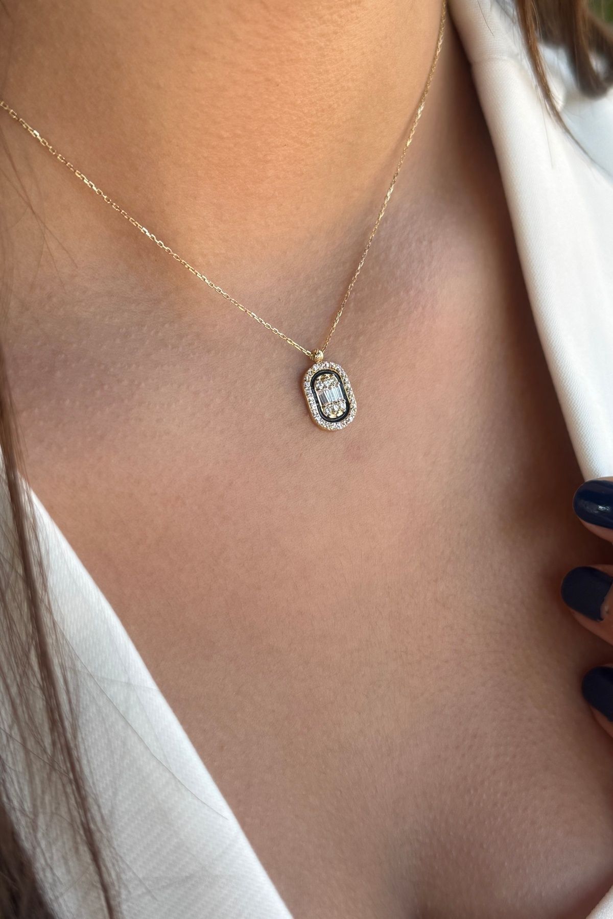 14 AYAR ÖZEL TASARIM BAGET TAŞLI VE SİYAH MİNELİ ALTIN KOLYE