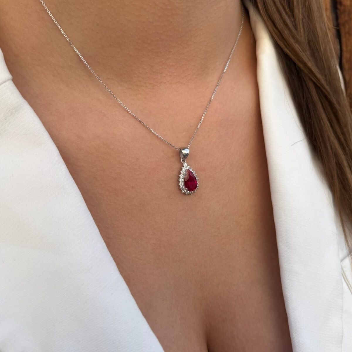 14 AYAR PIRLANTA GÖRÜNÜMLÜ BEYAZ ALTIN DAMLA MODEL YAKUT RENKLİ KOLYE