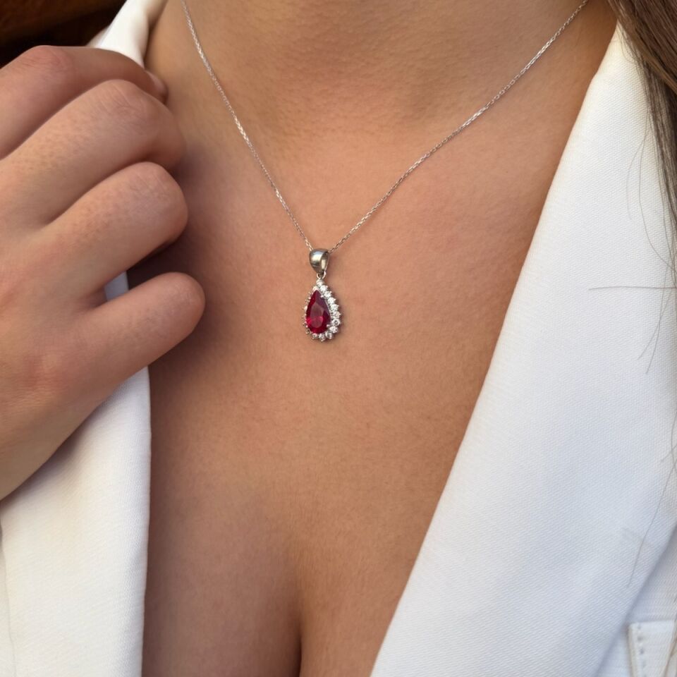 14 AYAR PIRLANTA GÖRÜNÜMLÜ BEYAZ ALTIN DAMLA MODEL YAKUT RENKLİ KOLYE