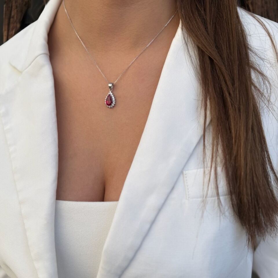 14 AYAR PIRLANTA GÖRÜNÜMLÜ BEYAZ ALTIN DAMLA MODEL YAKUT RENKLİ KOLYE