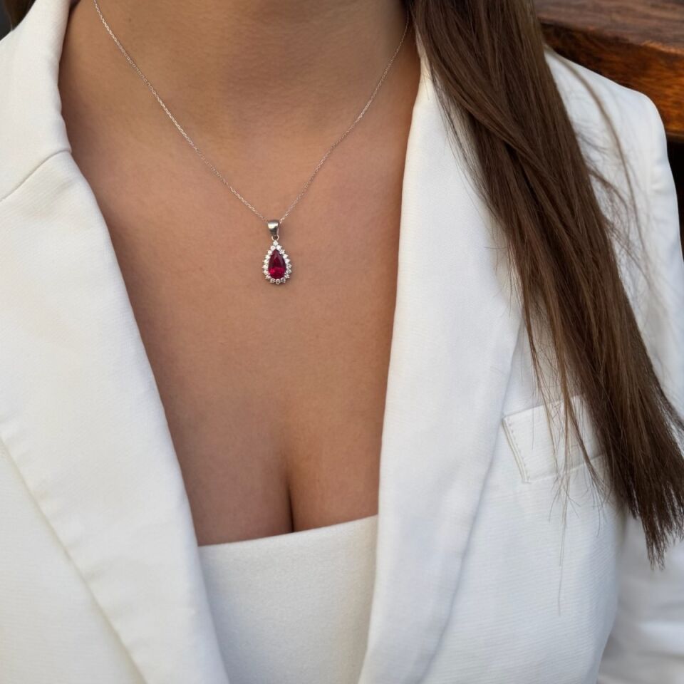 14 AYAR PIRLANTA GÖRÜNÜMLÜ BEYAZ ALTIN DAMLA MODEL YAKUT RENKLİ KOLYE