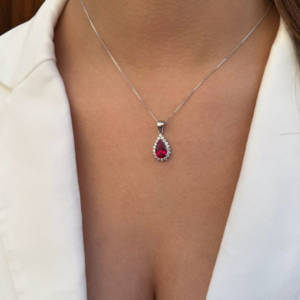 14 AYAR PIRLANTA GÖRÜNÜMLÜ BEYAZ ALTIN DAMLA MODEL YAKUT RENKLİ KOLYE VE YÜZÜK