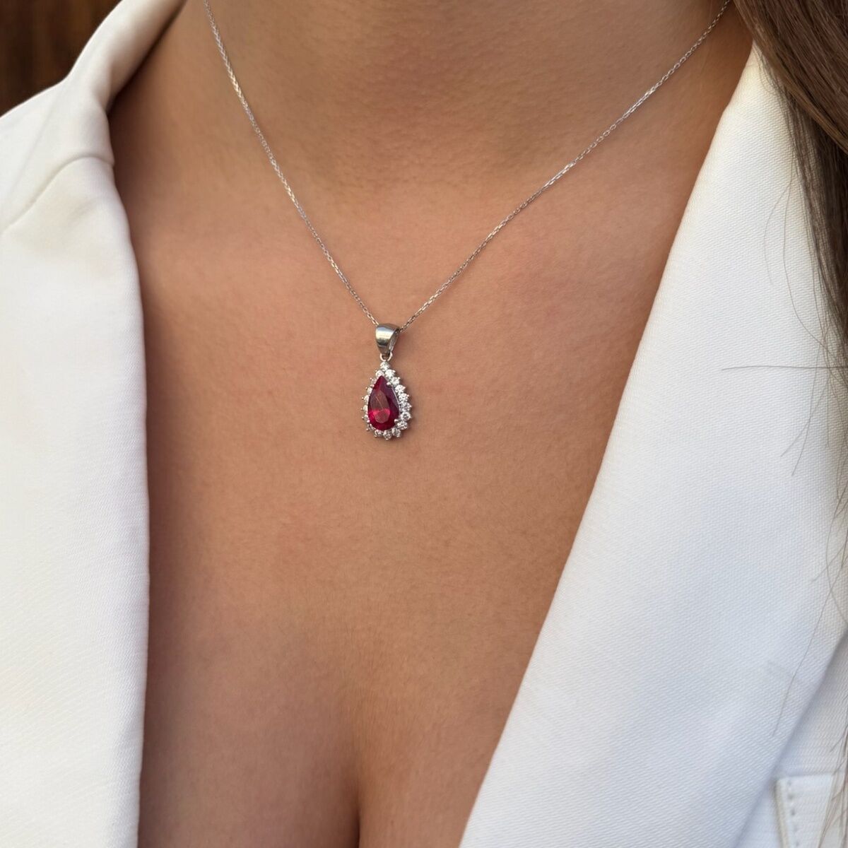 14 AYAR PIRLANTA GÖRÜNÜMLÜ BEYAZ ALTIN DAMLA MODEL YAKUT RENKLİ KOLYE VE YÜZÜK