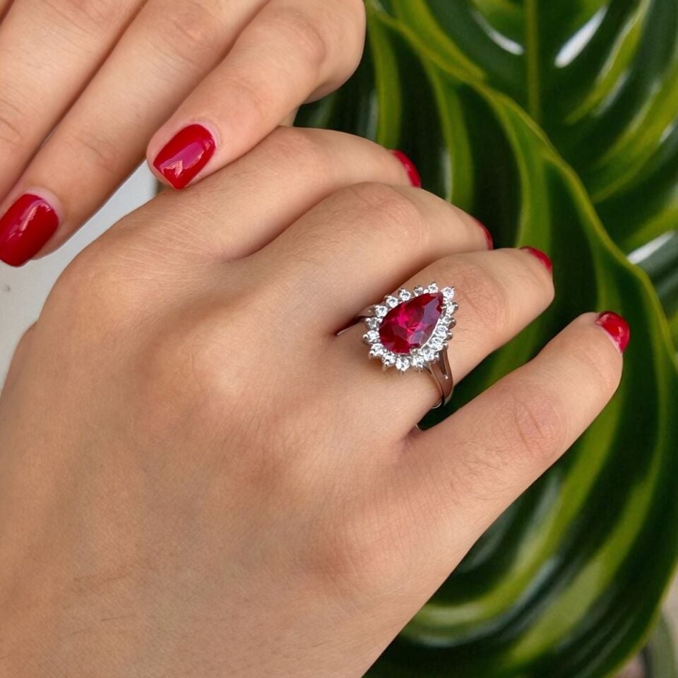 14 AYAR PIRLANTA GÖRÜNÜMLÜ BEYAZ ALTIN DAMLA MODEL YAKUT RENKLİ KOLYE VE YÜZÜK