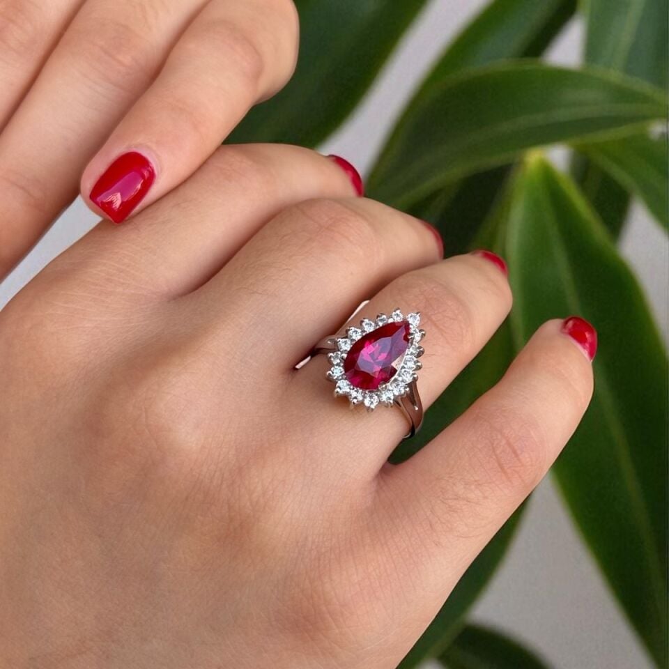 14 AYAR PIRLANTA GÖRÜNÜMLÜ BEYAZ ALTIN DAMLA MODEL YAKUT RENKLİ KOLYE VE YÜZÜK