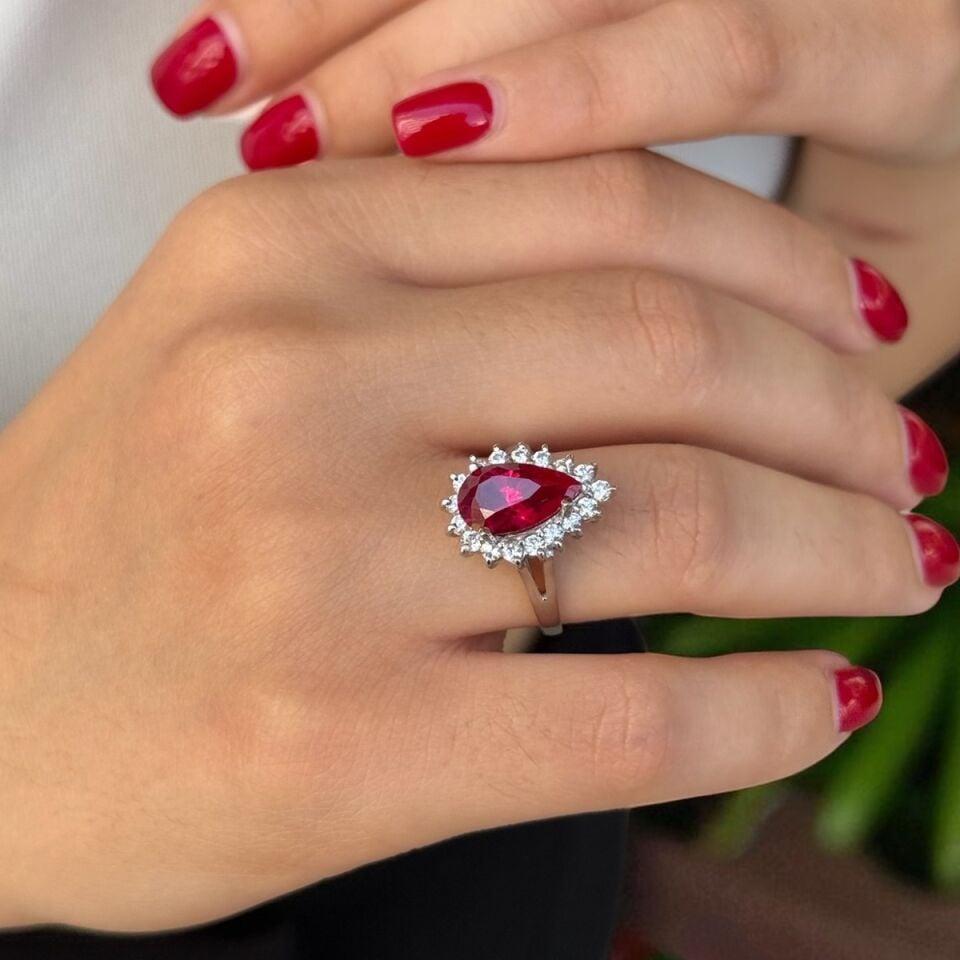 14 AYAR PIRLANTA GÖRÜNÜMLÜ BEYAZ ALTIN DAMLA MODEL YAKUT RENKLİ KOLYE VE YÜZÜK