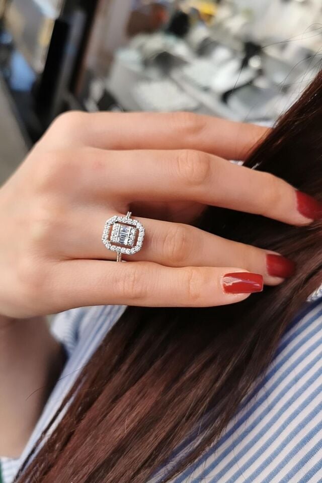 14 AYAR 0,85 CT E F  RENGİ BAGET YÜZÜK 17