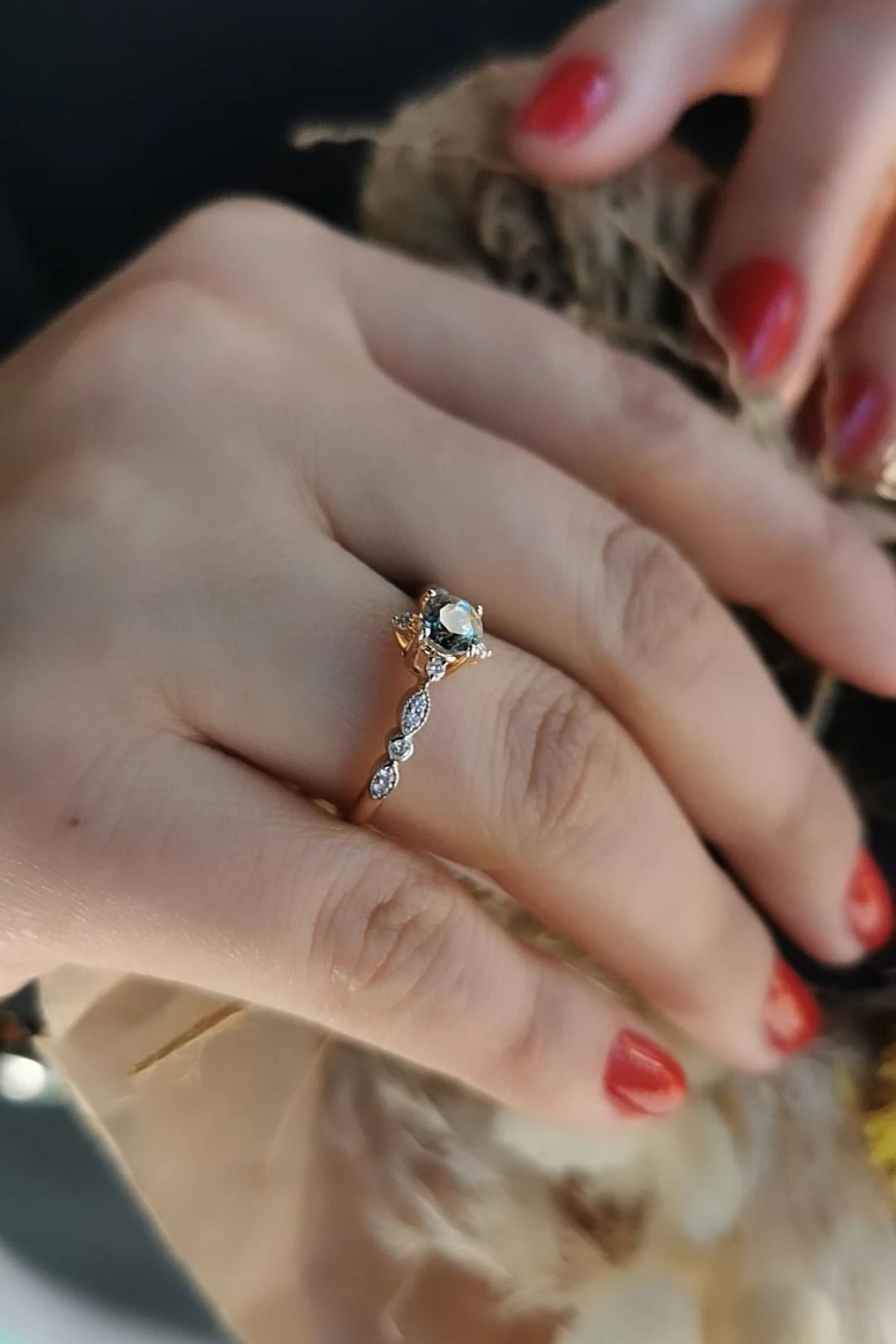 14 AYAR 0,64 ct MİSTİK TOPAZ TAŞLI VE 0,16 CT G RENGİ PIRLANTA TAŞLI VİNTAGE YÜZÜK 17