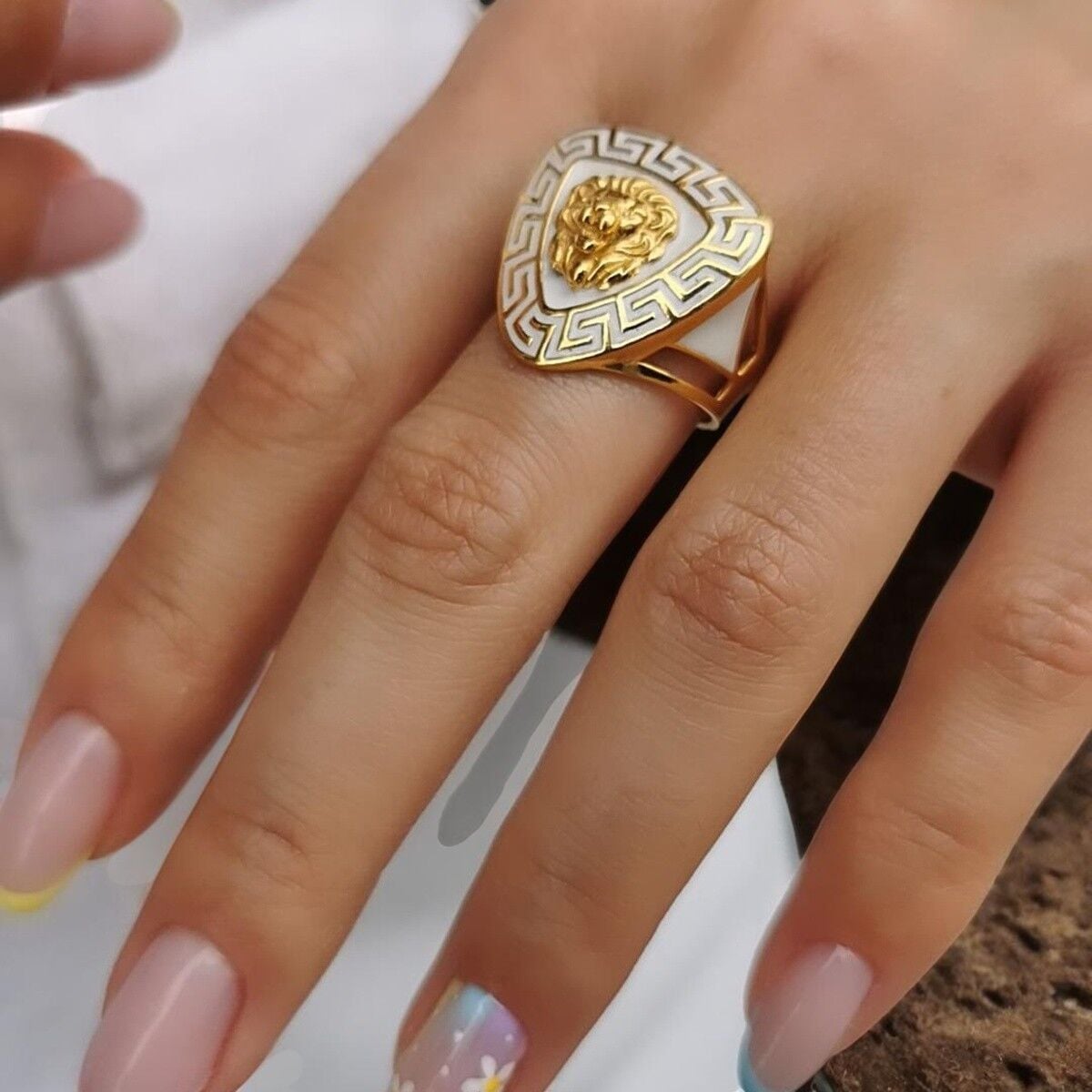 22 AYAR İTALYAN MODEL BEYAZ MİNELİ GREK DESEN ASLANBAŞI TASARIM ALTIN YÜZÜK