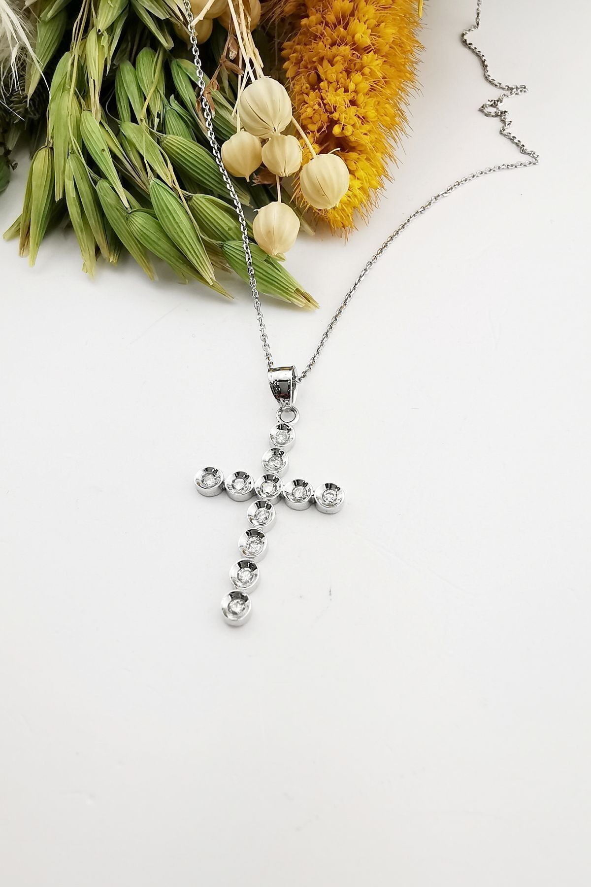 14 Ayar 0,38 ct Pırlanta Beyaz Altın Özel Tasarım Haç Kolye