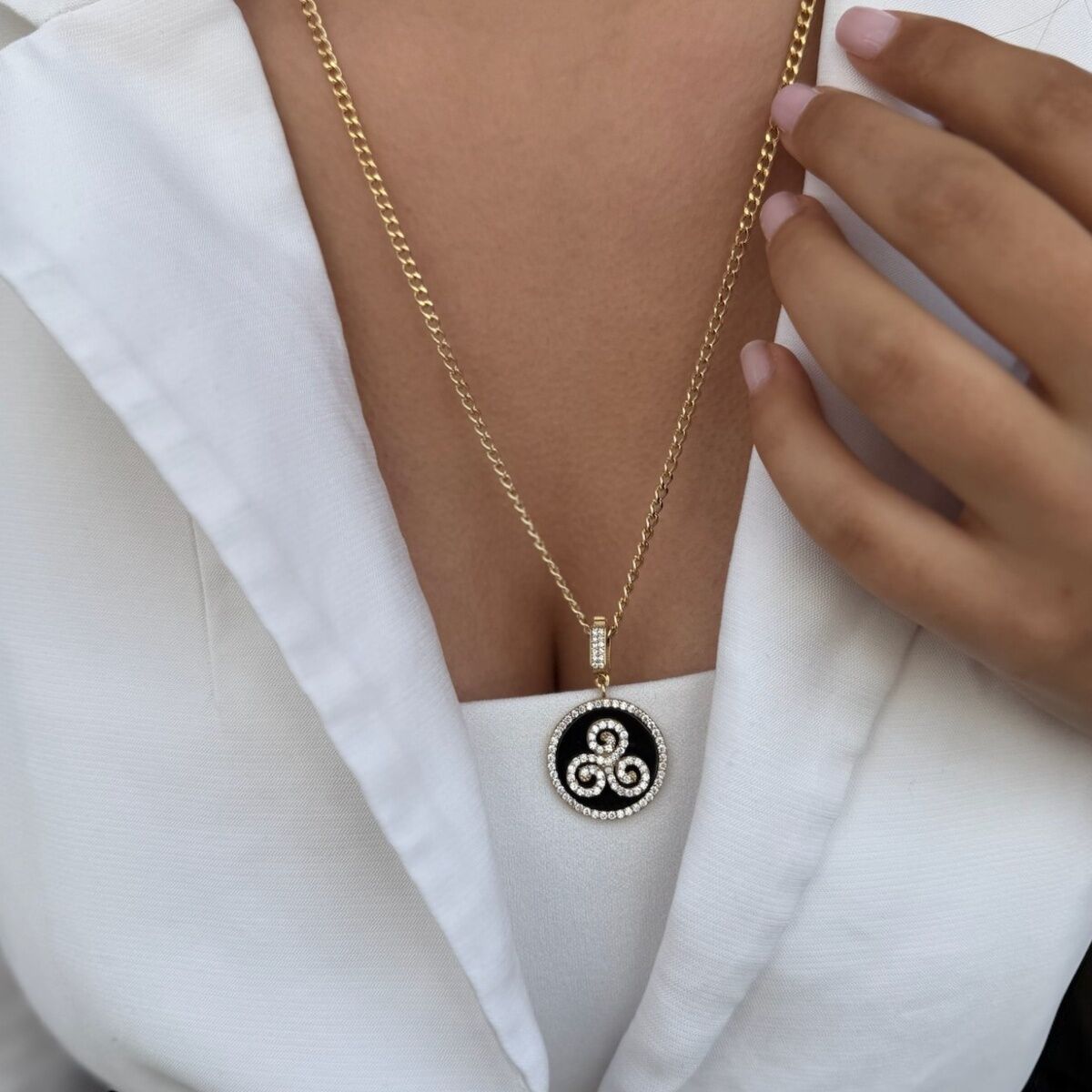 14 AYAR ÖZEL TASARIM SİYAH TAŞLI MADALYON KOLYE