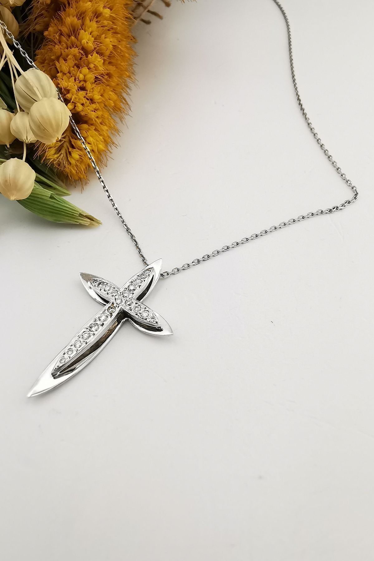 14 Ayar 0,22 Ct Pırlanta Taşlı Beyaz Altın Özel Tasarım Haç Kolye