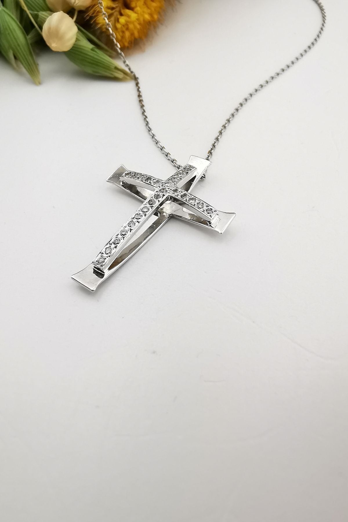 14 Ayar 0,22 Ct Beyaz Altın Pırlanta Taşlı Özel Tasarım Haç Kolye