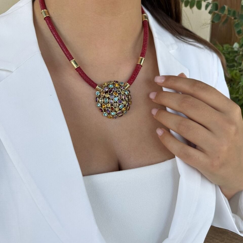 14 Ayar Vatoz Derisi Üzeri Altın İşlemeli Tasarım Kolye