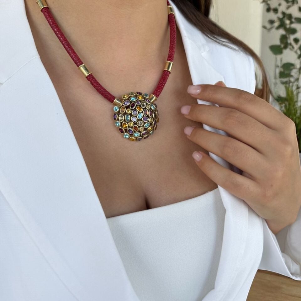 14 Ayar Vatoz Derisi Üzeri Altın İşlemeli Tasarım Kolye