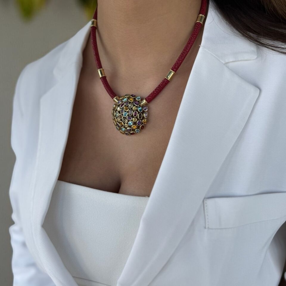 14 Ayar Vatoz Derisi Üzeri Altın İşlemeli Tasarım Kolye