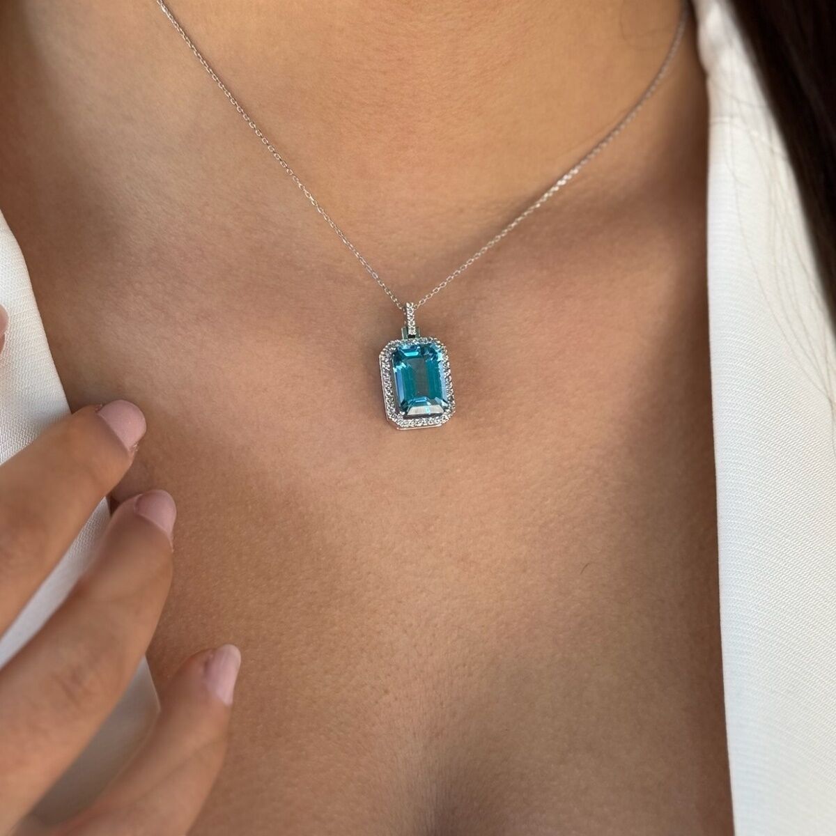 14 AYAR 12,48 CT AQUAMARİN TAŞLI 0,45 CT PIRLANTA TAŞLI BEYAZ ALTIN KOLYE