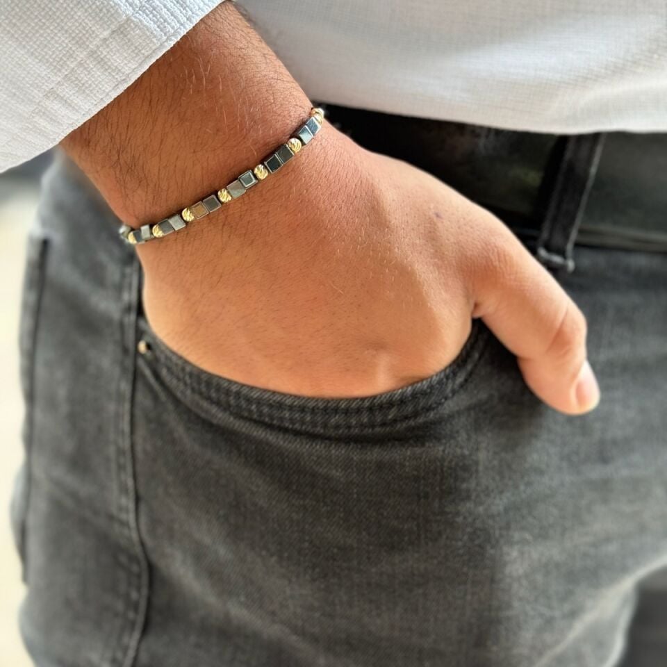 14 AYAR ÖZEL TASARIM KÜP HEMATİT TAŞLI VE ALTIN TOPLU İP BİLEKLİK