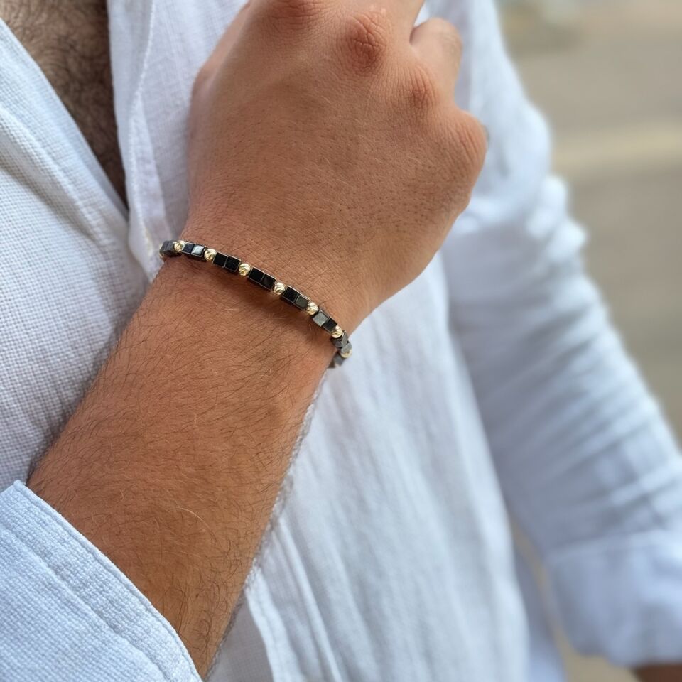 14 AYAR ÖZEL TASARIM KÜP HEMATİT TAŞLI VE ALTIN TOPLU İP BİLEKLİK