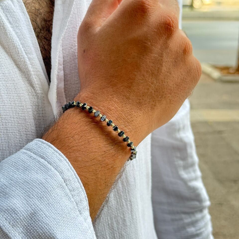 14 AYAR ÖZEL TASARIM KÜP HEMATİT TAŞLI VE ALTIN TOPLU İP BİLEKLİK