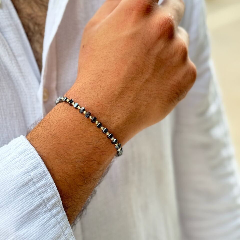 14 AYAR ÖZEL TASARIM KÜP HEMATİT TAŞLI VE ALTIN TOPLU İP BİLEKLİK