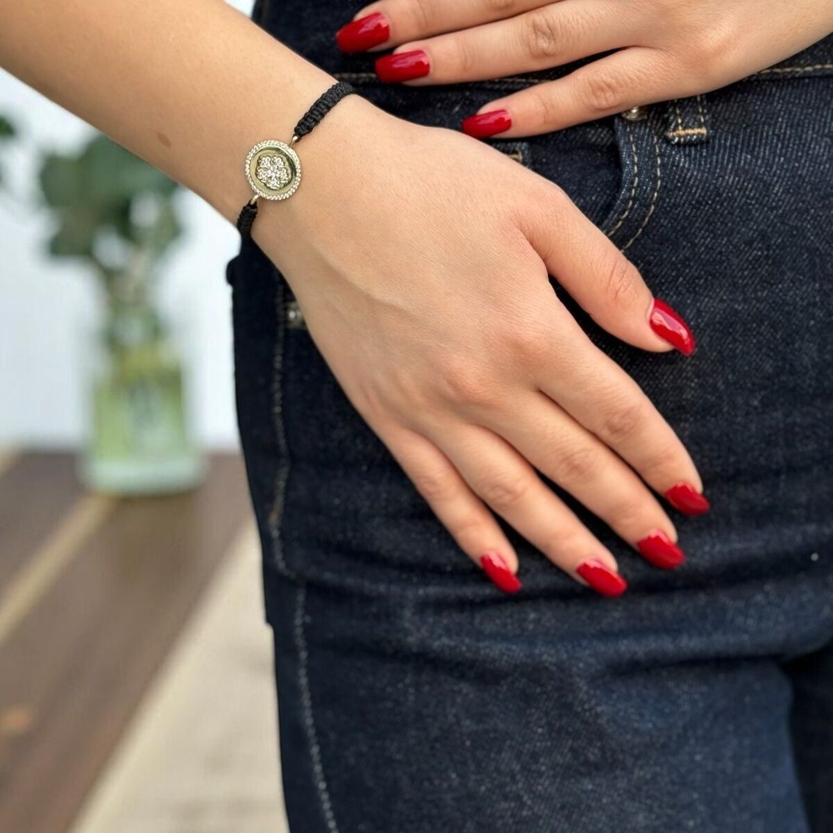 14 AYAR SİYAH İPLİ ALTIN PLAKA ÜSTÜNE TAŞLI KAR TANESİ TASARIM ALTIN BİLEKLİK