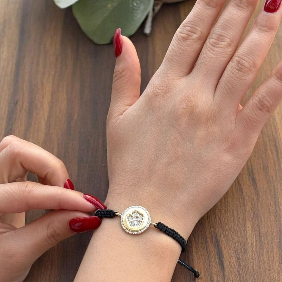 14 AYAR SİYAH İPLİ ALTIN PLAKA ÜSTÜNE TAŞLI KAR TANESİ TASARIM ALTIN BİLEKLİK