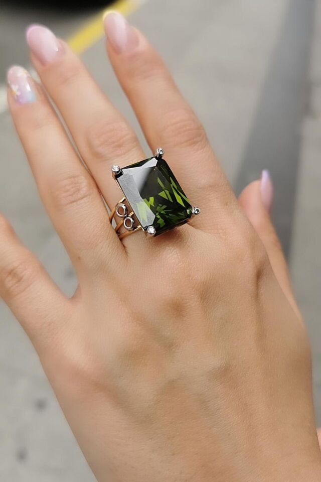 14 AYAR KRİSTAL PERİDOT TAŞLI DİKDÖRTGEN KESİM ALTIN YÜZÜK 20