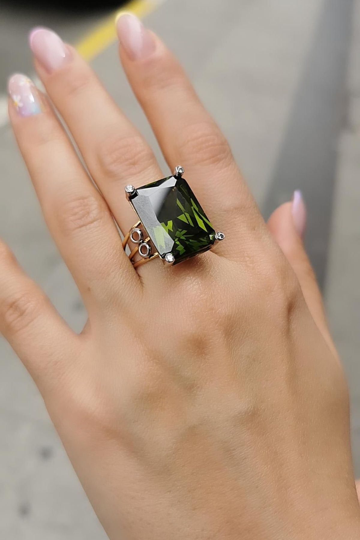 14 AYAR KRİSTAL PERİDOT TAŞLI DİKDÖRTGEN KESİM ALTIN YÜZÜK 19