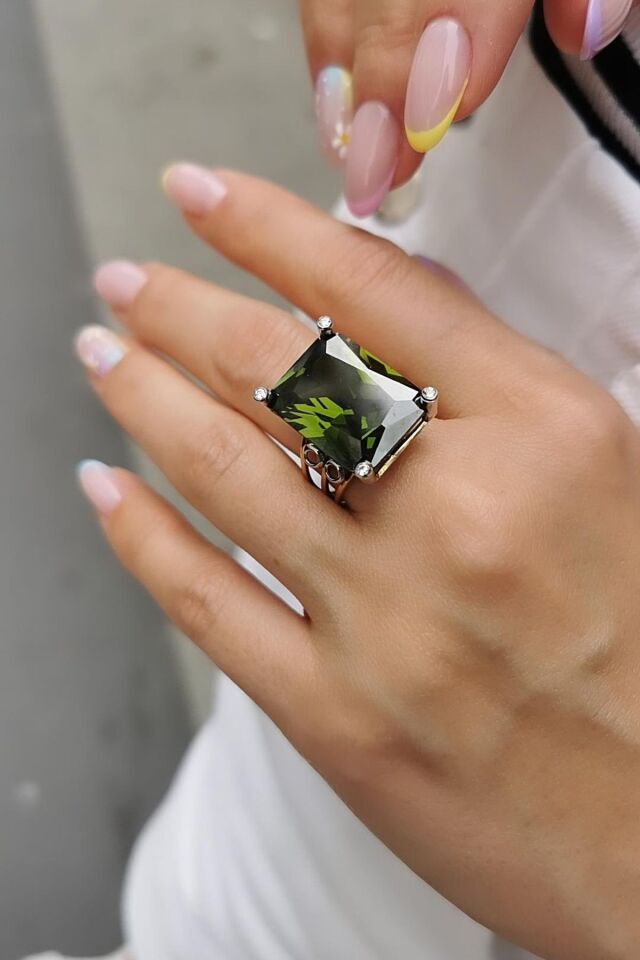 14 AYAR KRİSTAL PERİDOT TAŞLI DİKDÖRTGEN KESİM ALTIN YÜZÜK 16