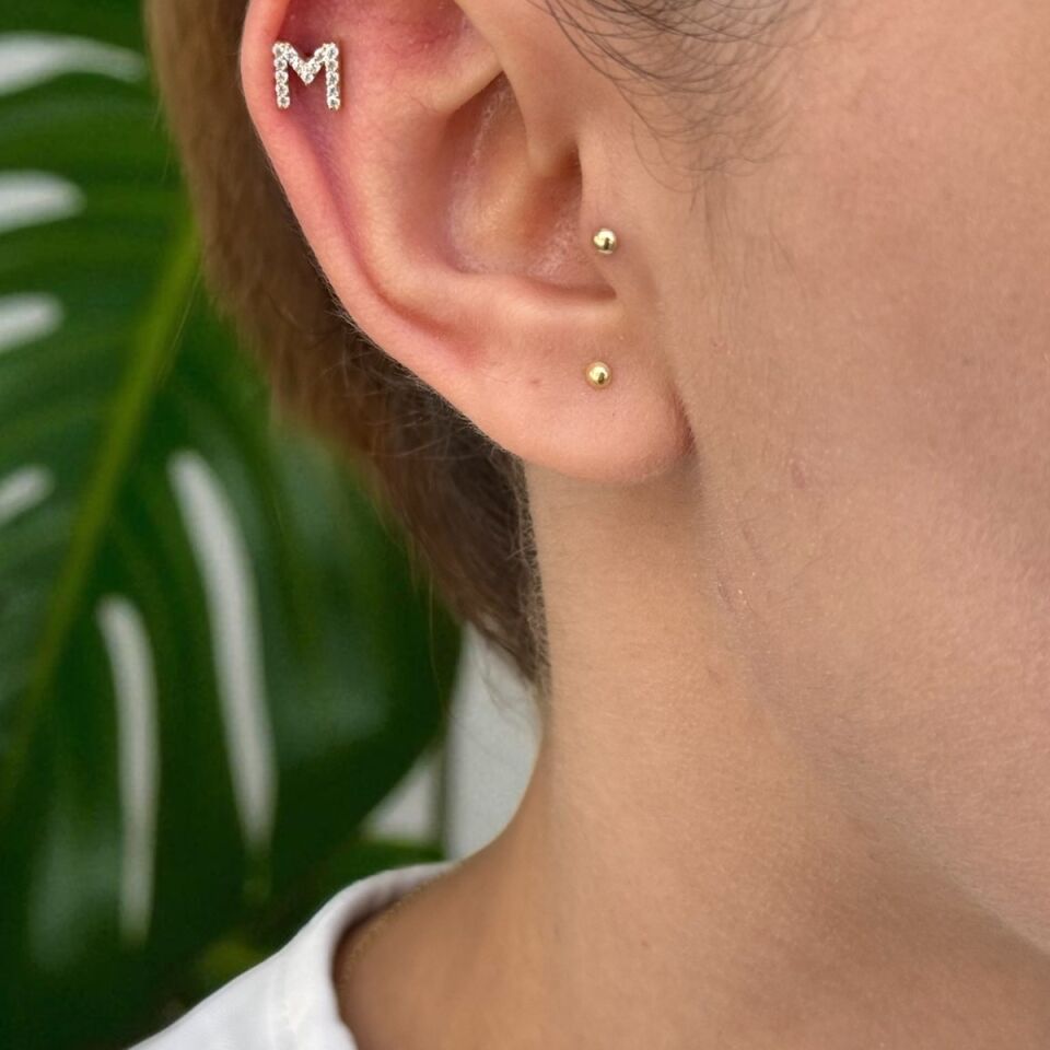 14 AYAR TAŞLI M HARFİ TRAGUS VE HELİX KÜPE
