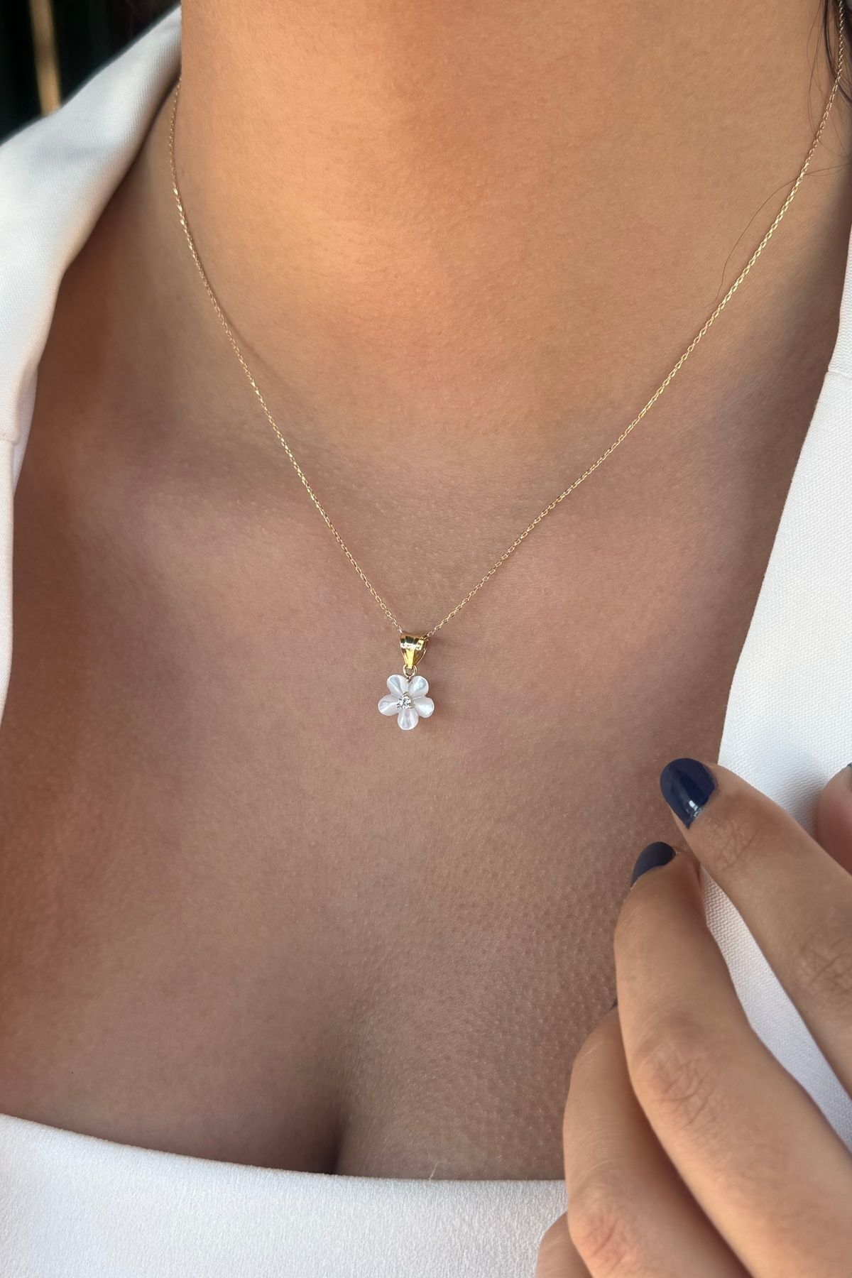 14 AYAR SEDEF ÇİÇEK UÇLU ZARİF ALTIN KOLYE