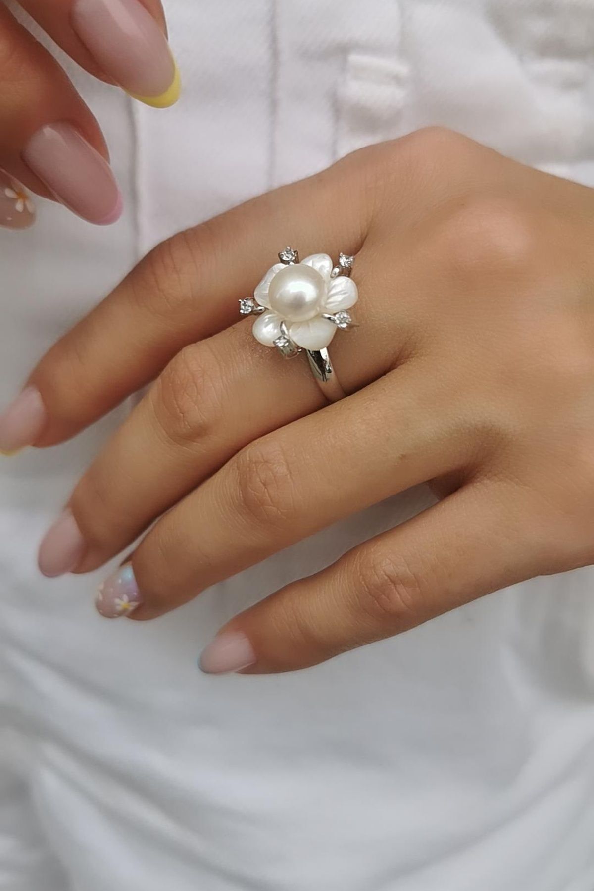 14 AYAR BEYAZ ALTIN SEDEF VE İNCİLİ ÖZEL TASARIM ALTIN YÜZÜK 15