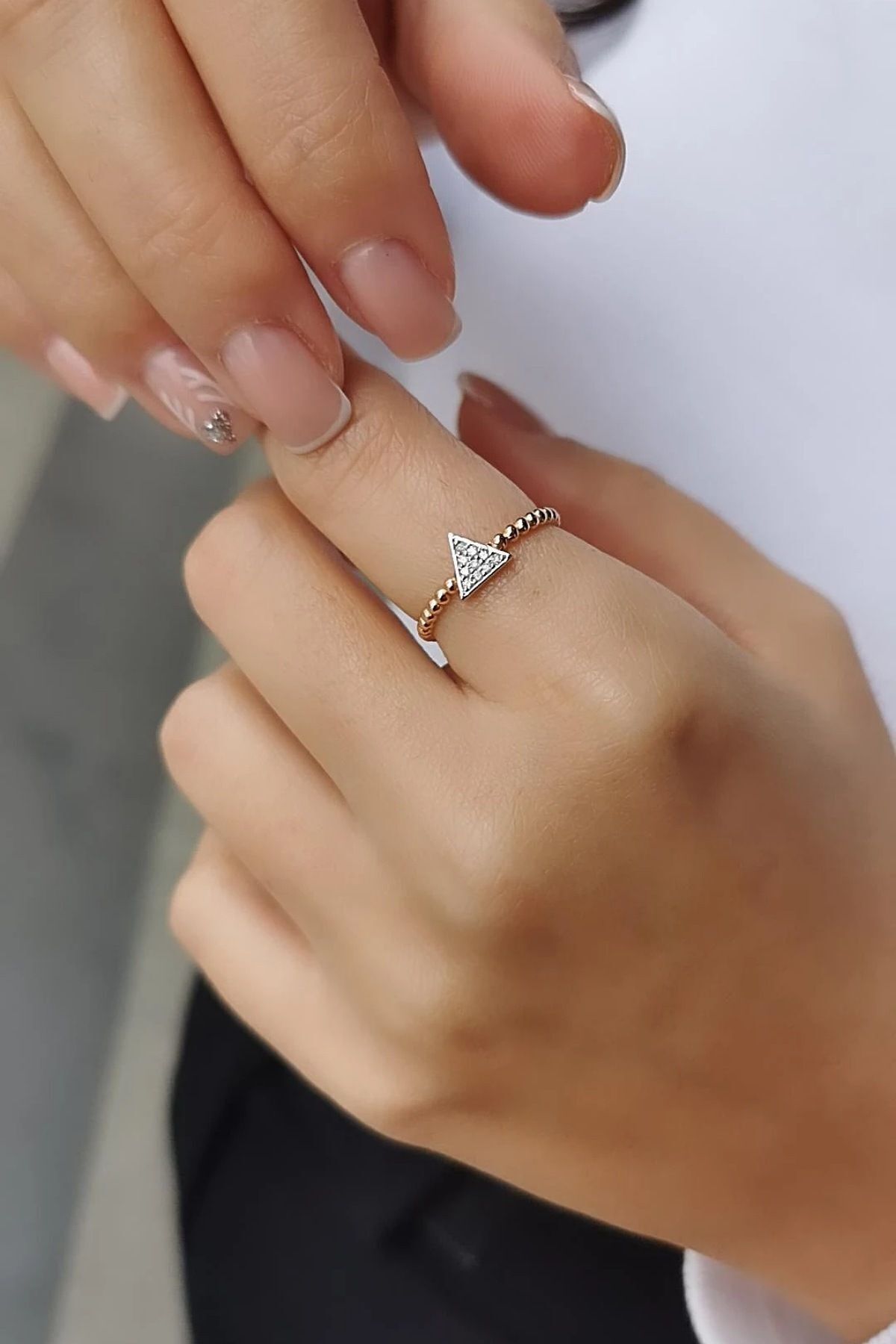 14 Ayar 0,05 Ct Pırlanta Taşlı Üçgen Tasarım Rose Altın Yüzük