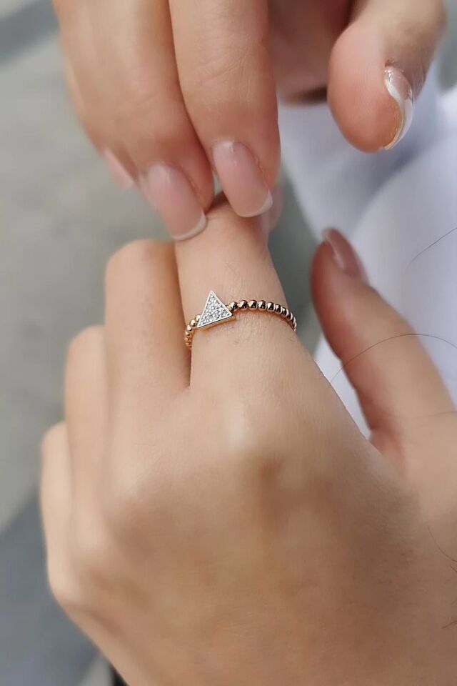 14 Ayar 0,05 Ct Pırlanta Taşlı Üçgen Tasarım Rose Altın Yüzük
