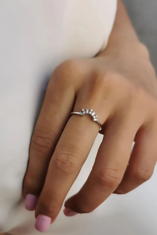 14 Ayar 0,11 Ct Baget Pırlanta Taşlı Taç Tasarım Beyaz Altın Yüzük