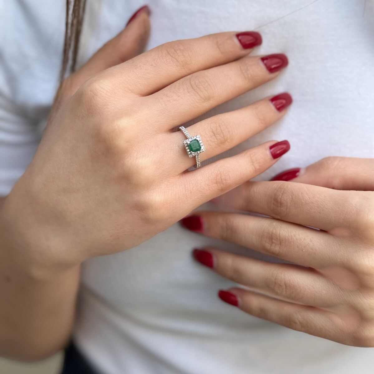 14 Ayar 0,18 Ct G Rengi Pırlanta Taşlı , 0,69 Ct Zümrüt Taşlı Pırlanta Yüzük