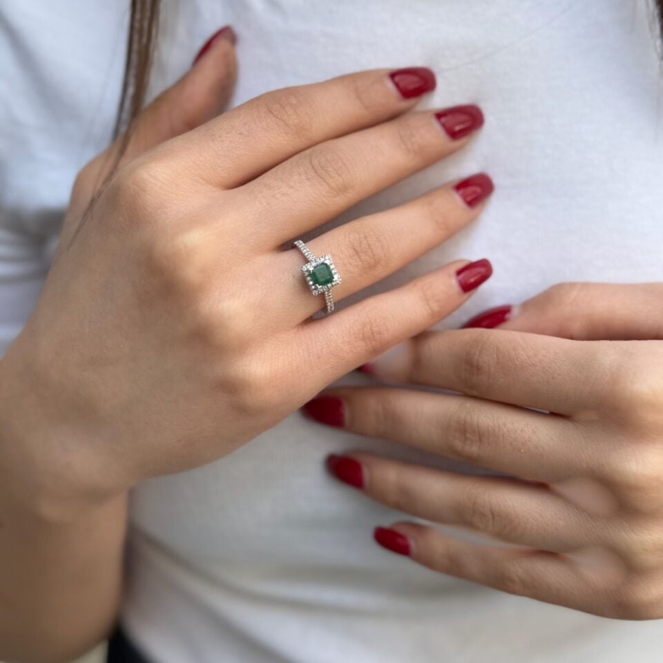 14 Ayar 0,18 Ct G Rengi Pırlanta Taşlı , 0,69 Ct Zümrüt Taşlı Pırlanta Yüzük