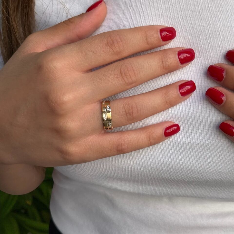 14 AYAR ÜSTÜ KALEMLİ VE KÜÇÜK TAŞLI 5 MM ALYANS YÜZÜK