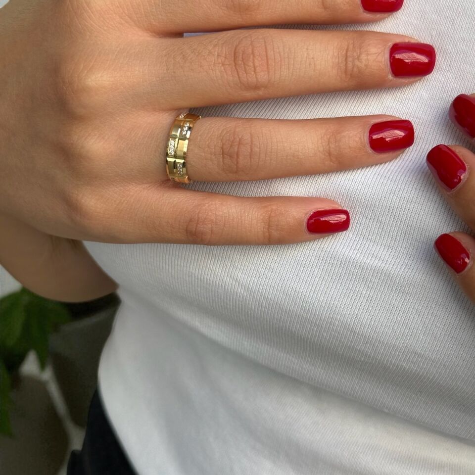 14 AYAR ÜSTÜ KALEMLİ VE KÜÇÜK TAŞLI 5 MM ALYANS YÜZÜK