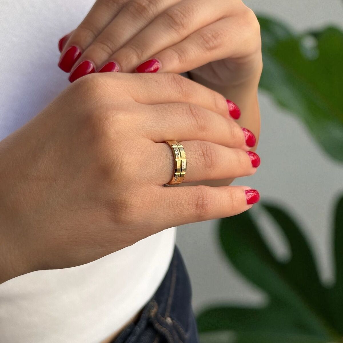 14 AYAR ÜSTÜ KALEMLİ VE KÜÇÜK TAŞLI 5 MM ALYANS YÜZÜK