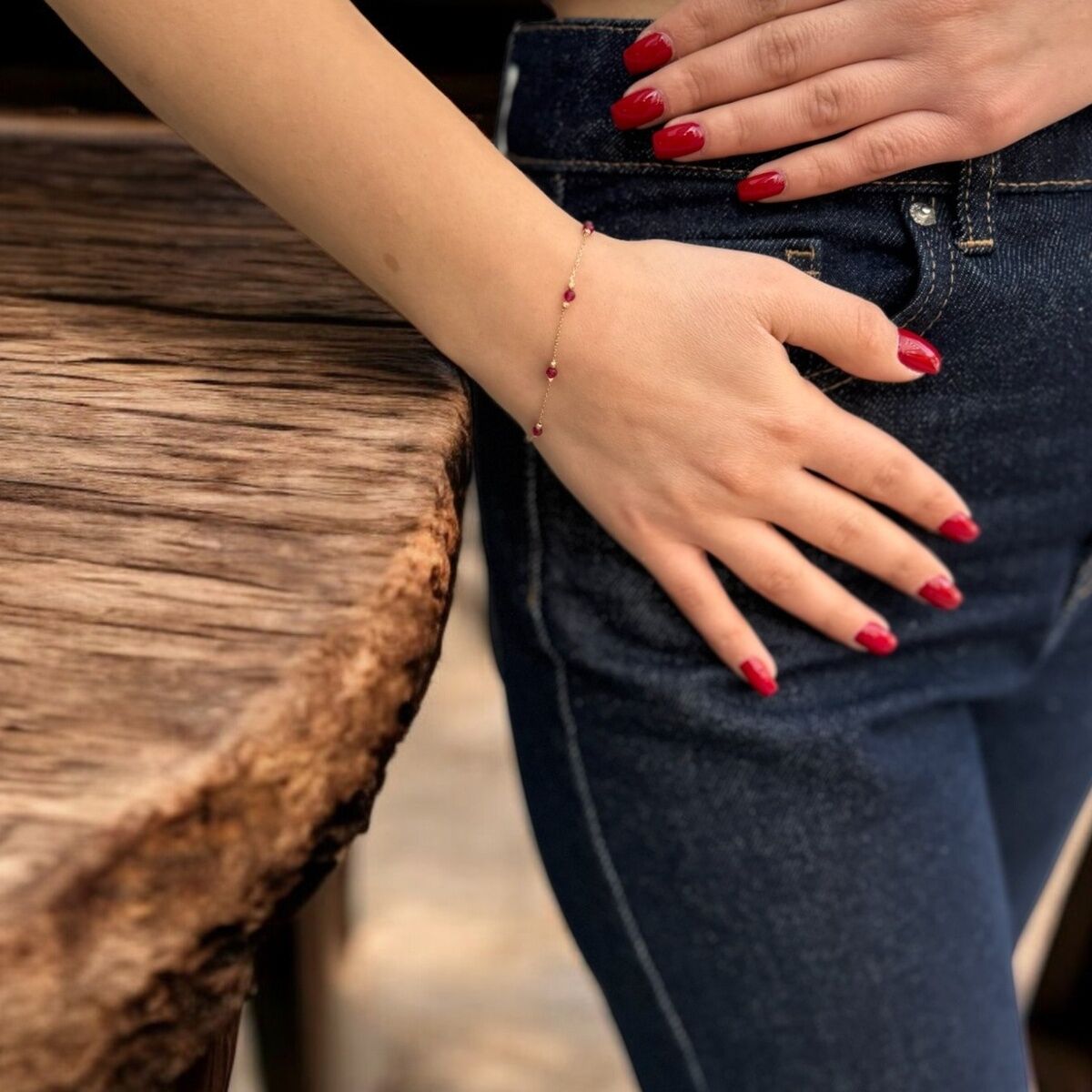 14 AYAR KIRMIZI KRİSTAL TAŞLI VE DORİKALI ALTIN BİLEKLİK