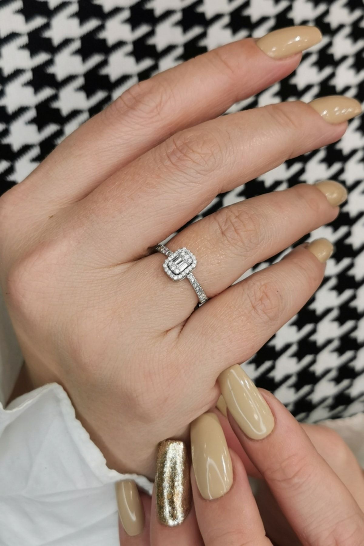 14 Ayar 0,34 Ct Baget Taşlı Pırlanta Yüzük