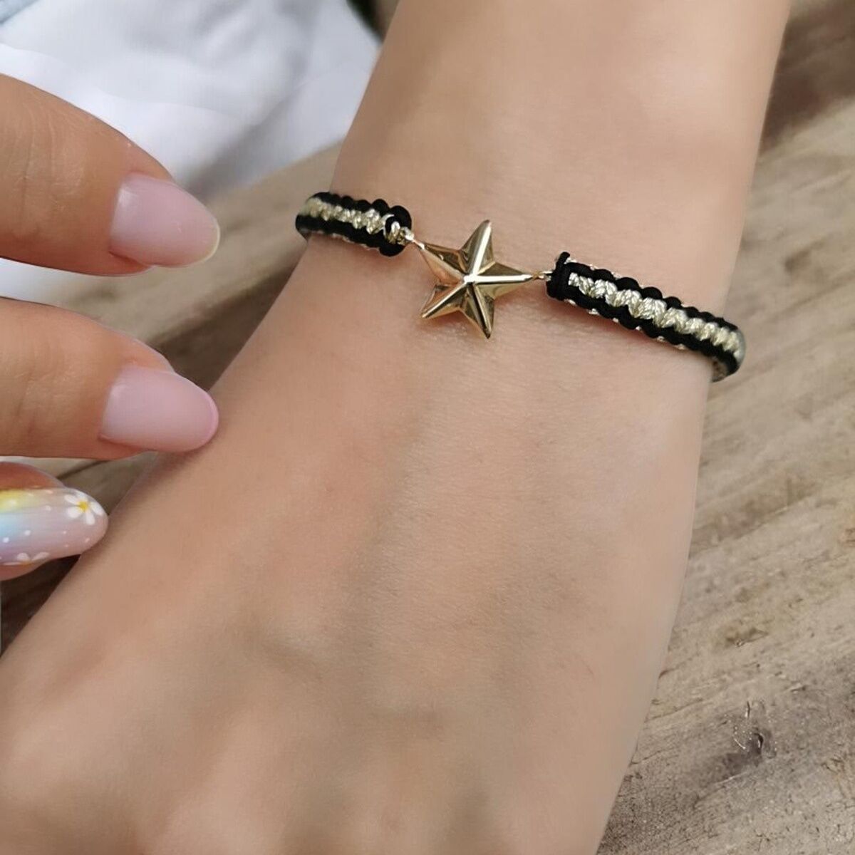 14 AYAR YILDIZ TASARIM SİYAHVE ALTIN RENGİ İPLİ BİLEKLİK